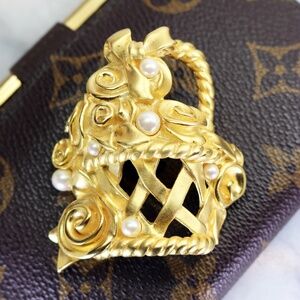 Givenchy 🎉 HP Vintage Rose & Pearl Basket Brooch Mother’s Day Gift!! 💞🫶🏻🛍️